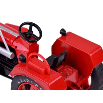 dziecięcy model traktora podczas zabawy na dywanie