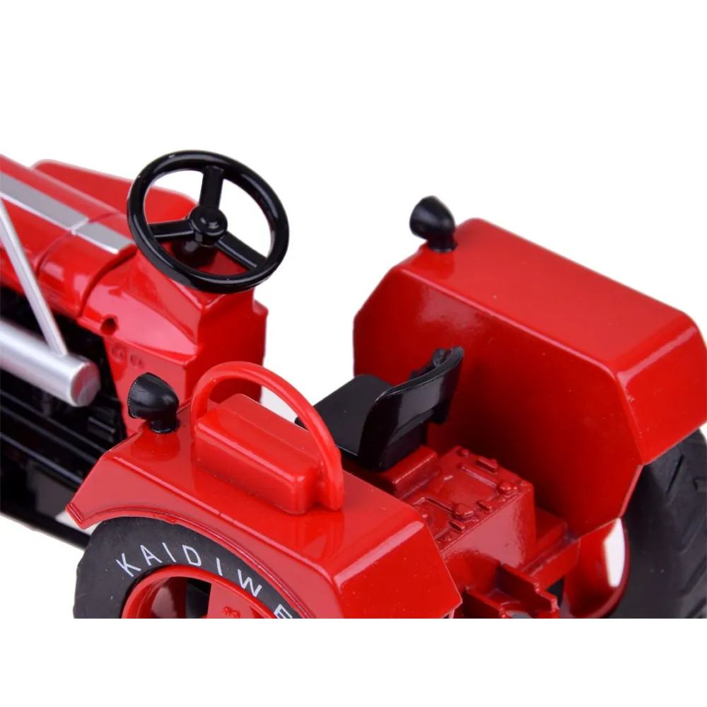 dziecięcy model traktora podczas zabawy na dywanie