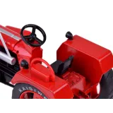 dziecięcy model traktora podczas zabawy na dywanie