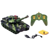 zbliżenie na wieżyczkę czołgu z otwartym włazem i figurką czołgisty