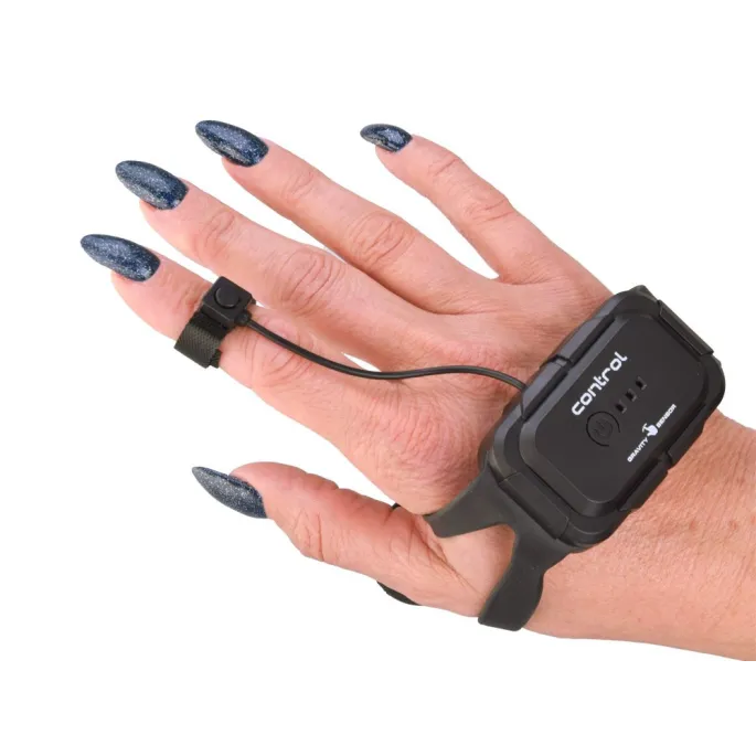 detal głowy dinozaura z widocznym grzebieniem i oczami