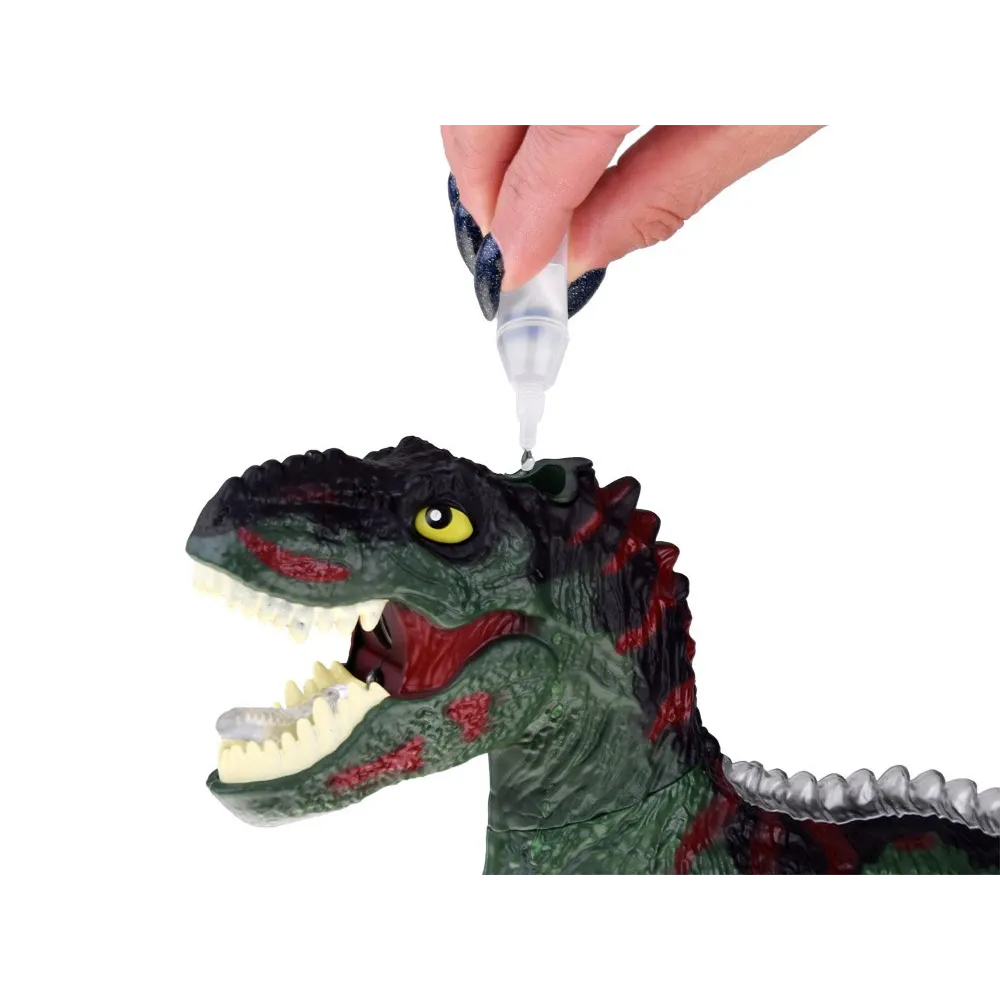 Kolorowe światła na grzbiecie zabawkowego dinozaura