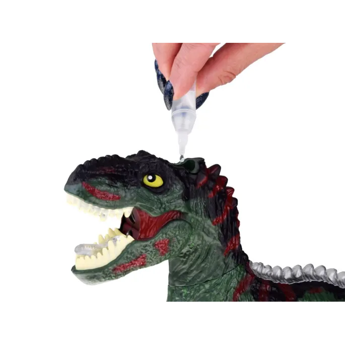 Kolorowe światła na grzbiecie zabawkowego dinozaura