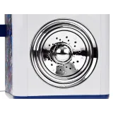 Zbliżenie na panel kontrolny głośnika z przyciskami funkcji