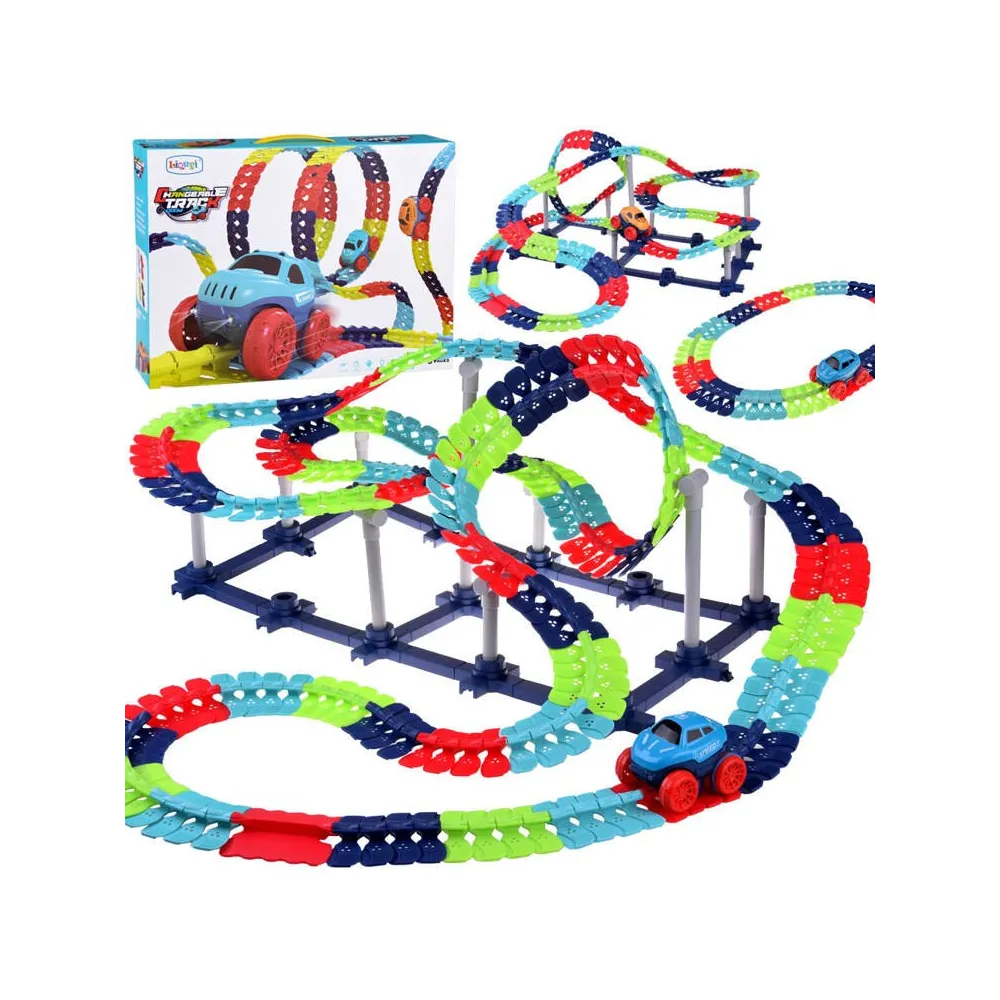 giętki tor samochodowy z kolorowych segmentów ułożony na podłodze