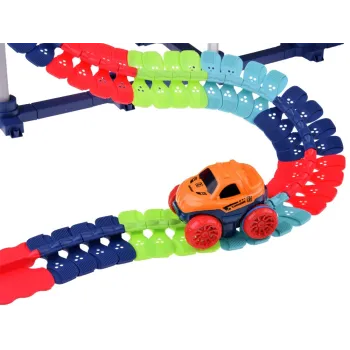 autko świecące podczas jazdy po torze w pokoju