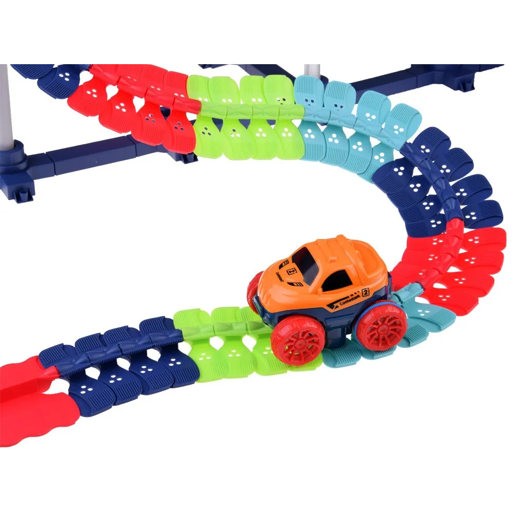 autko świecące podczas jazdy po torze w pokoju