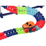 autko świecące podczas jazdy po torze w pokoju