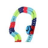 zbliżenie na gumowe koła samochodziku w zestawie