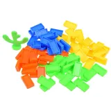 Widok z góry na układane kostki i lokomotywę