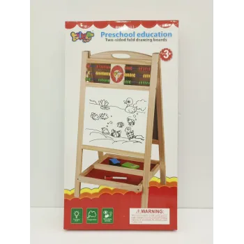 drewniana dwustronna tablica edukacyjna ustawiona pionowo