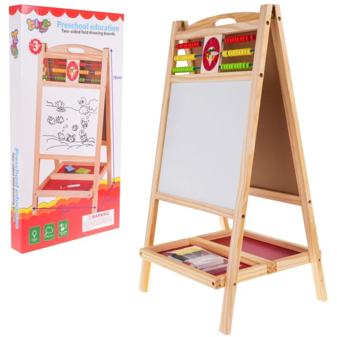 zbliżenie na liczydło zamontowane nad tablicą