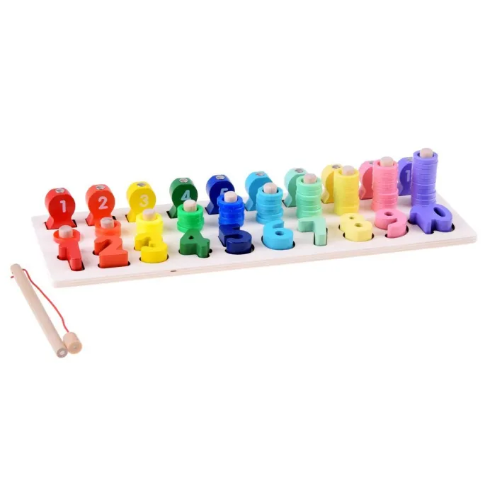 zbliżenie na drewnianą wędkę i rybki z numerkami