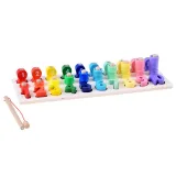 zbliżenie na drewnianą wędkę i rybki z numerkami