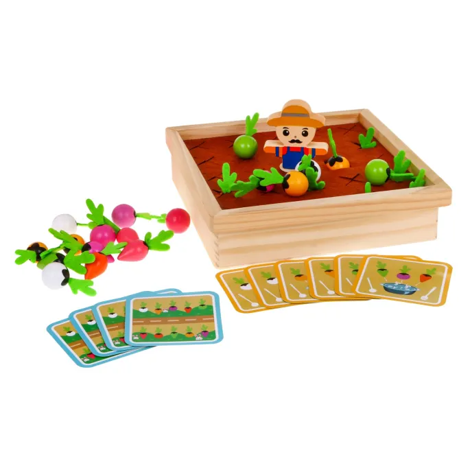 zbliżenie na komponenty gry z marchewkami i robaczkami