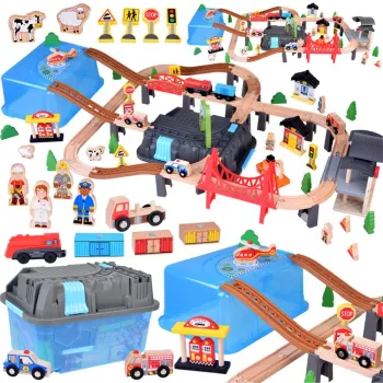 drewniana kolejka z klockami i zestawem pojazdów na makiecie