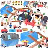 drewniana kolejka z klockami i zestawem pojazdów na makiecie