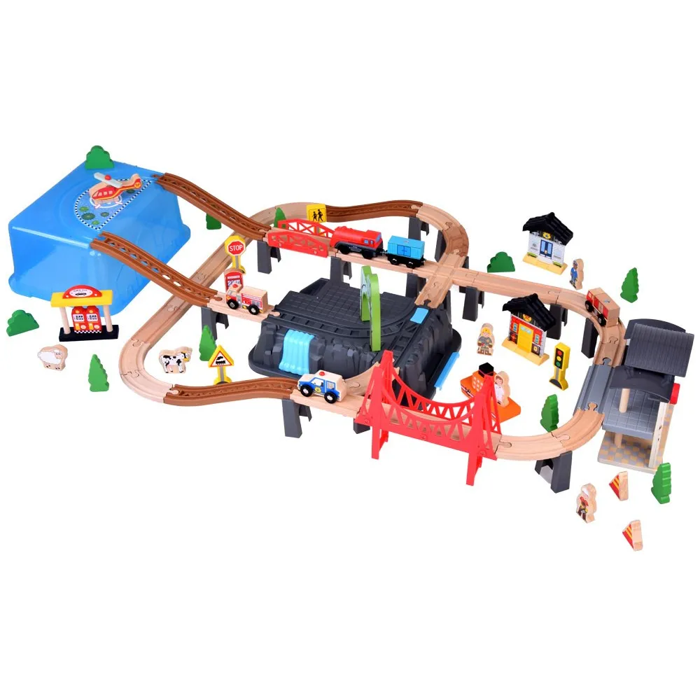 widok pociągu z efektem świetlnym na torach wśród budynków