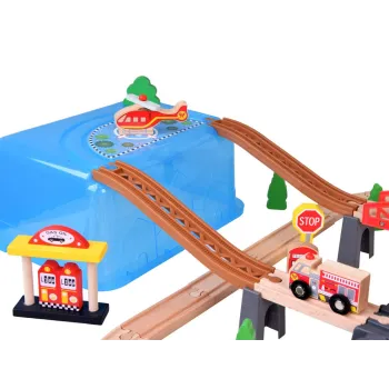 samochody i helikopter na makiecie miasta z drewnianych klocków