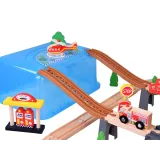 samochody i helikopter na makiecie miasta z drewnianych klocków