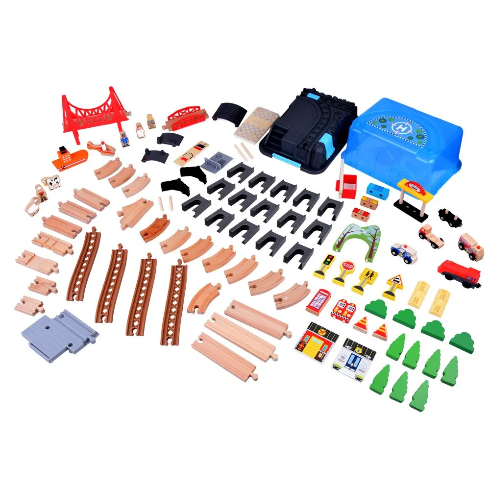 figurka strażaka na tle miejskiej sceny z kolejką