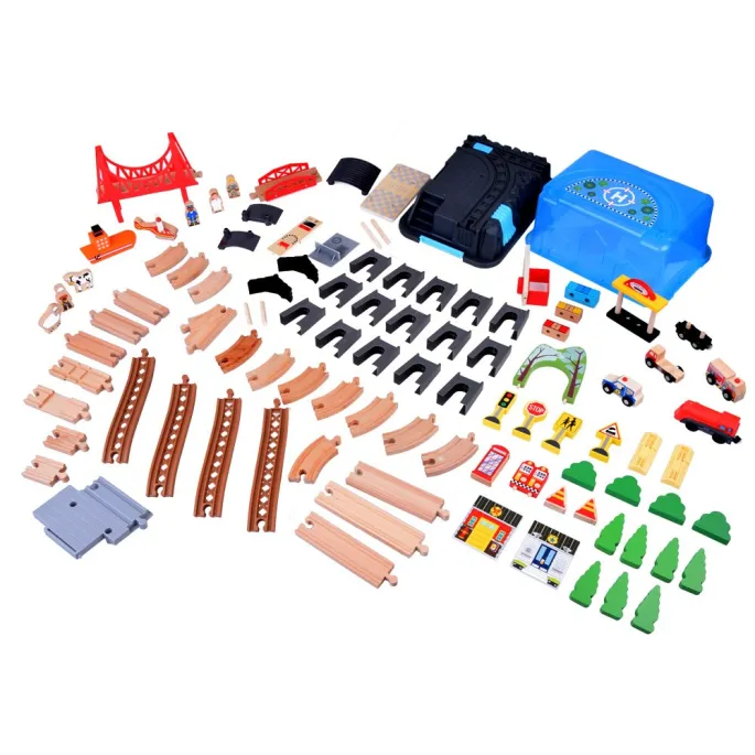 figurka strażaka na tle miejskiej sceny z kolejką