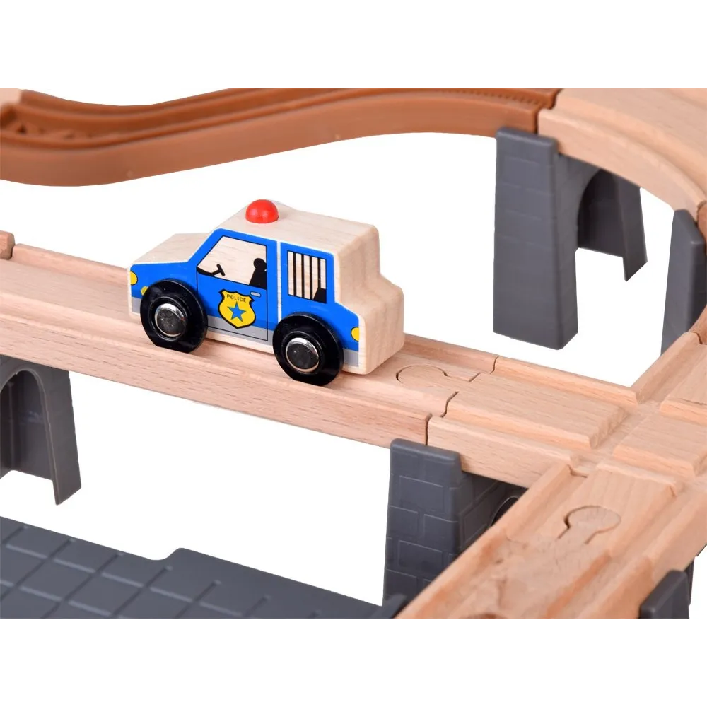 pastelowe kolory i naturalne drewno kolejki dziecięcej