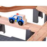 pastelowe kolory i naturalne drewno kolejki dziecięcej