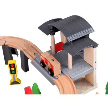 statek na wodnym fragmencie makiety wokół torów kolejowych