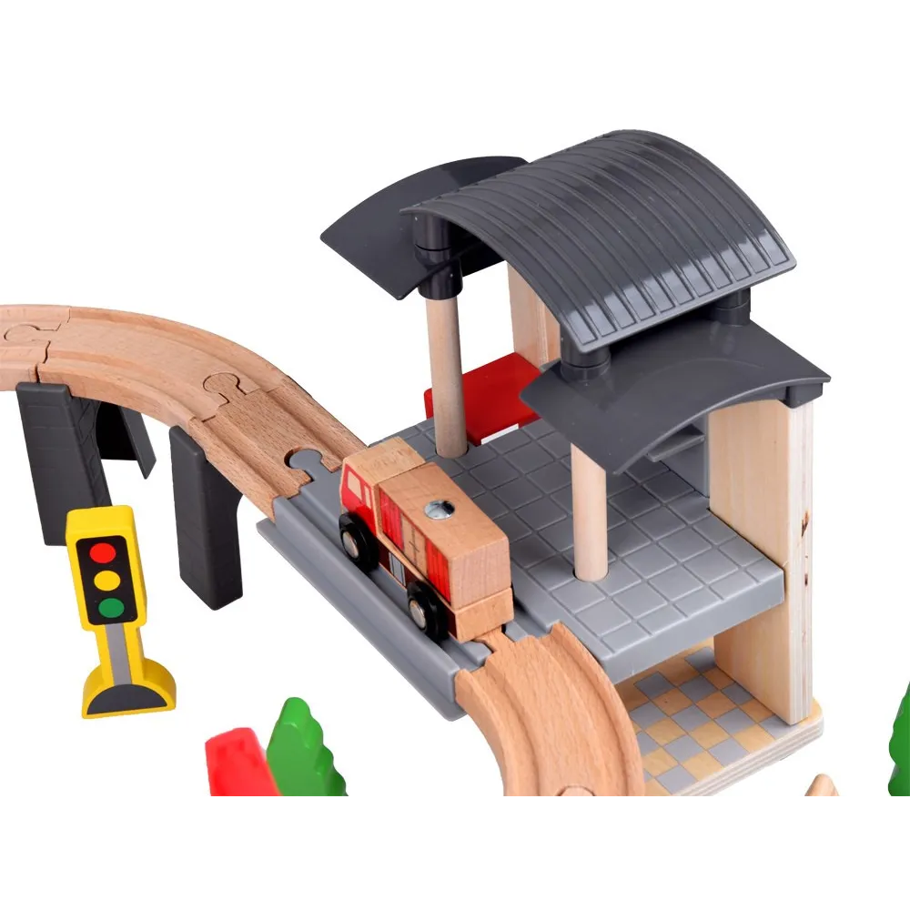 statek na wodnym fragmencie makiety wokół torów kolejowych