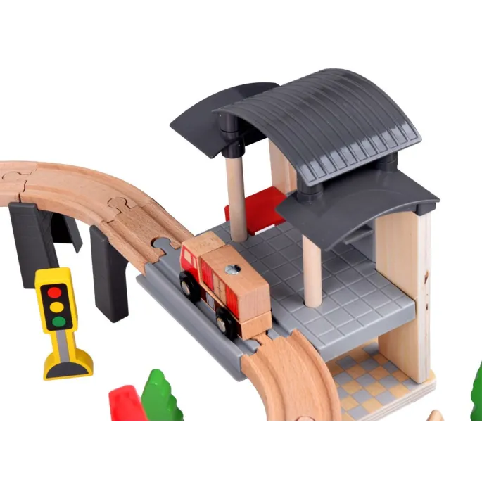 statek na wodnym fragmencie makiety wokół torów kolejowych