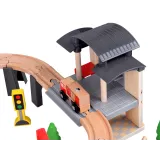 statek na wodnym fragmencie makiety wokół torów kolejowych