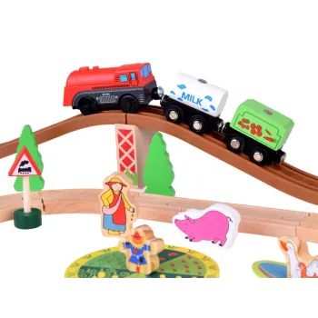 figurka gospodyni stojąca przy stawie i stodole