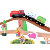 figurka gospodyni stojąca przy stawie i stodole