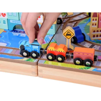 cały zestaw drewnianych elementów ułożonych na podłodze