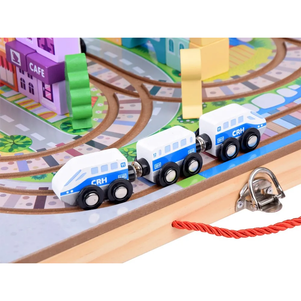 lokomotywa i wagony w trakcie jazdy po złożonych torach