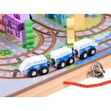 lokomotywa i wagony w trakcie jazdy po złożonych torach