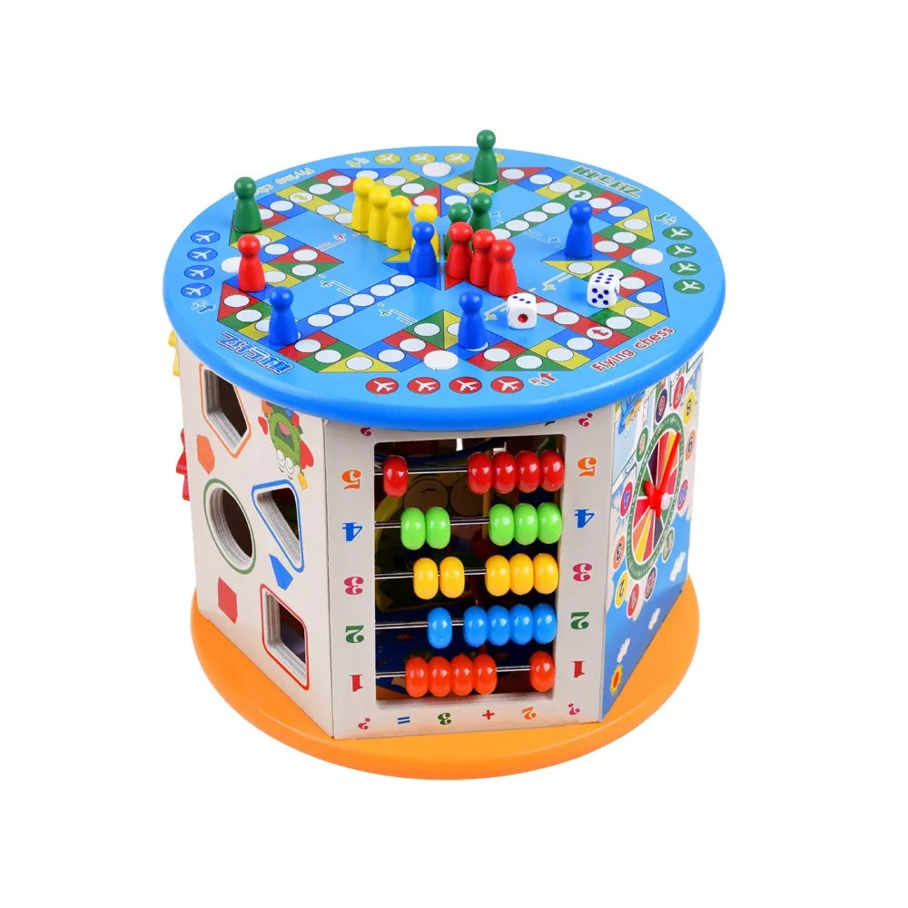 Góra drewnianej kostki z spiralą motoryczną i przesuwanymi elementami