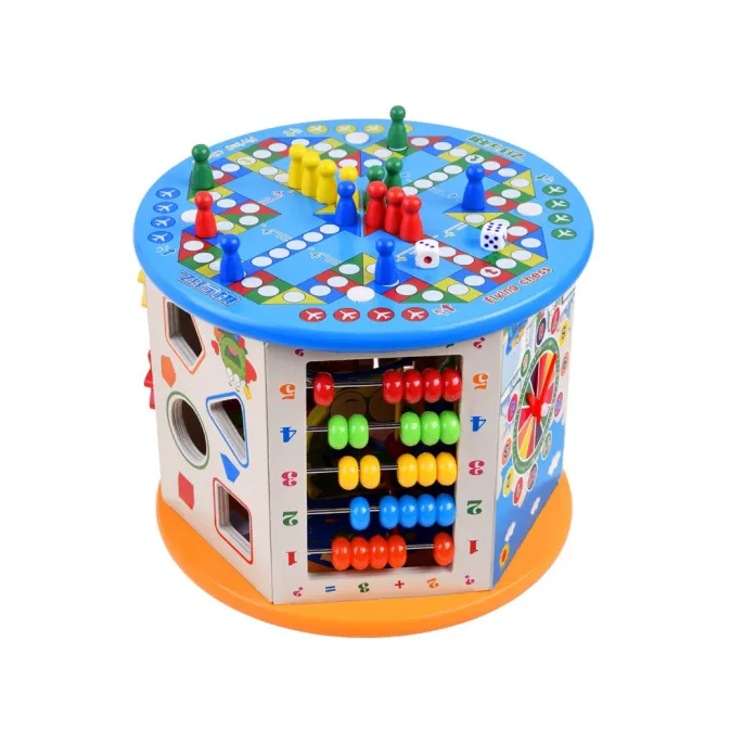 Góra drewnianej kostki z spiralą motoryczną i przesuwanymi elementami