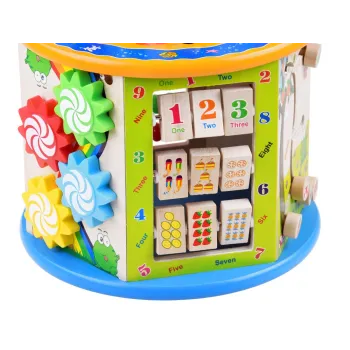 Zbliżenie na drewniany zegar z wyraźną tarczą na jednej ściance kostki