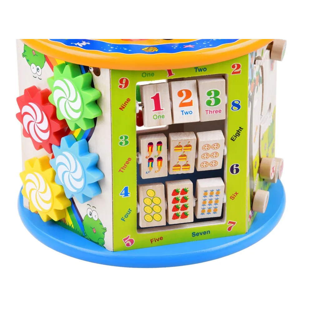 Zbliżenie na drewniany zegar z wyraźną tarczą na jednej ściance kostki