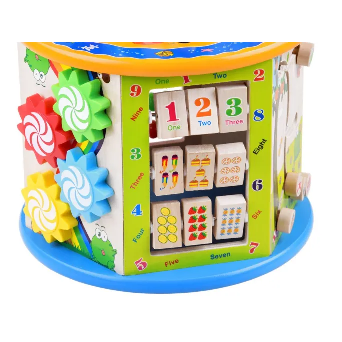 Zbliżenie na drewniany zegar z wyraźną tarczą na jednej ściance kostki