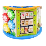 Zbliżenie na drewniany zegar z wyraźną tarczą na jednej ściance kostki