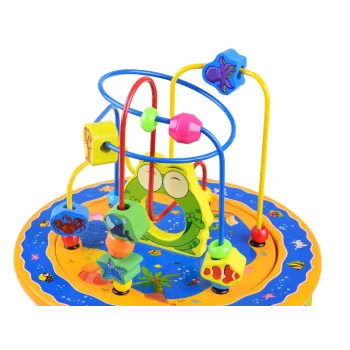 Fragment kostki edukacyjnej z grą planszową Chińczyk i pionkami