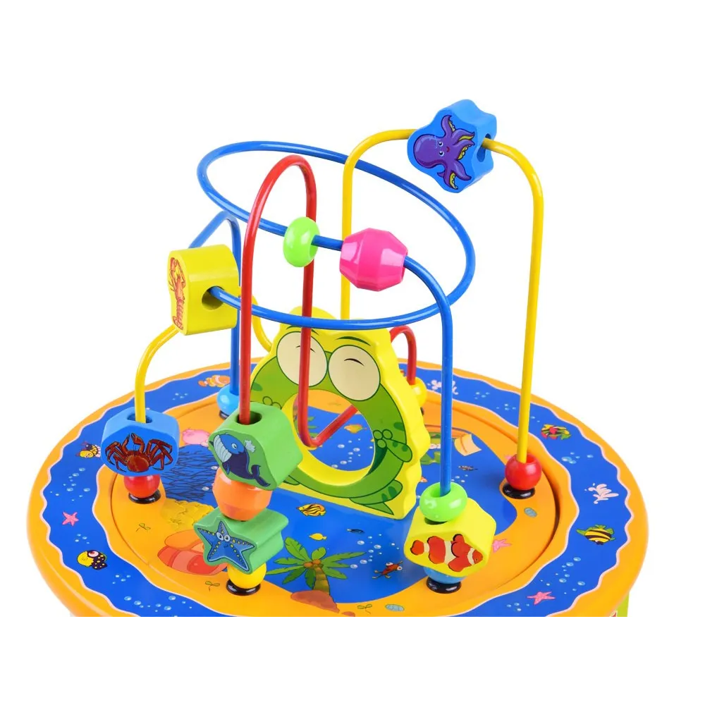 Fragment kostki edukacyjnej z grą planszową Chińczyk i pionkami