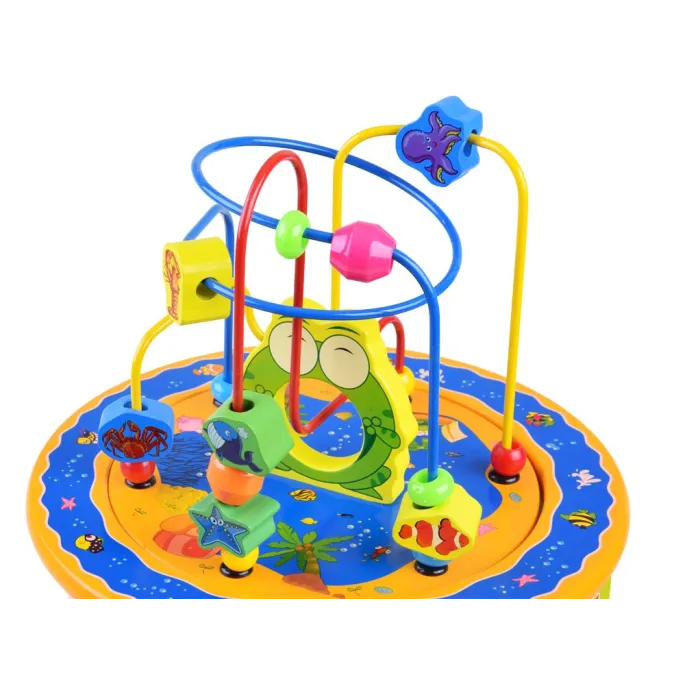 Fragment kostki edukacyjnej z grą planszową Chińczyk i pionkami