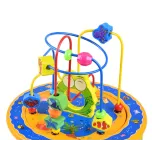 Fragment kostki edukacyjnej z grą planszową Chińczyk i pionkami