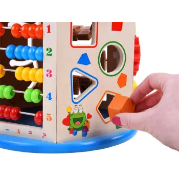 Kompaktowa kostka edukacyjna ustawiona na podłodze w otoczeniu kolorowych klocków