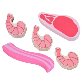 drewniana skrzynka z zestawem mięsnych zabawek na białym tle