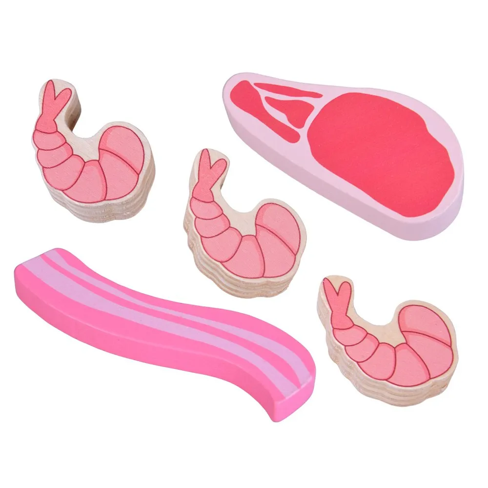 drewniana skrzynka z zestawem mięsnych zabawek na białym tle